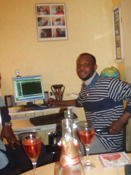 le fils à maman tété !